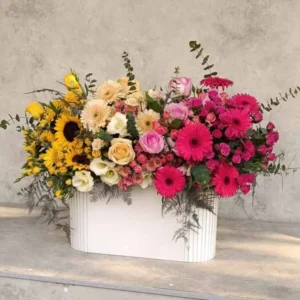 Fresh and Elegant Flower Box with Roses, Sunflowers, and Chamomile – Perfect for Home Décor
