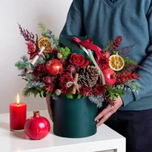 Yalda Floral Gift Box – Luxurious Holiday Arrangement in a Green Box with Red Roses, Pinecones, Pomegranates